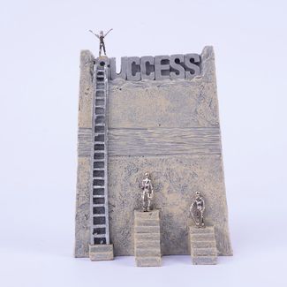 adorno-success-con-personas-en-escaleras-en-pedestal-20-2-x-15-5-cms-7701016996266