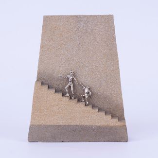 adorno-pedestal-personas-subiendo-escaleras-19-x-15-cms-7701016996365