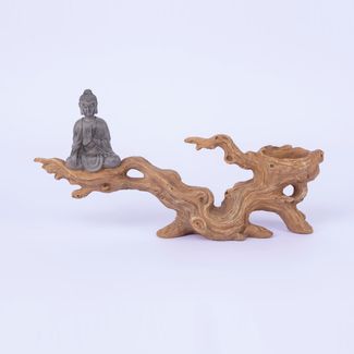 figura-de-buda-meditando-sobre-tronco-con-candelabro-17-5-x-34-cms-7701016996761